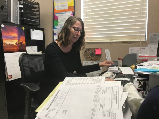 Melanie Camponovo at desk (1)